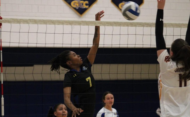 Women's Volleyball battles in loss to Jefferson